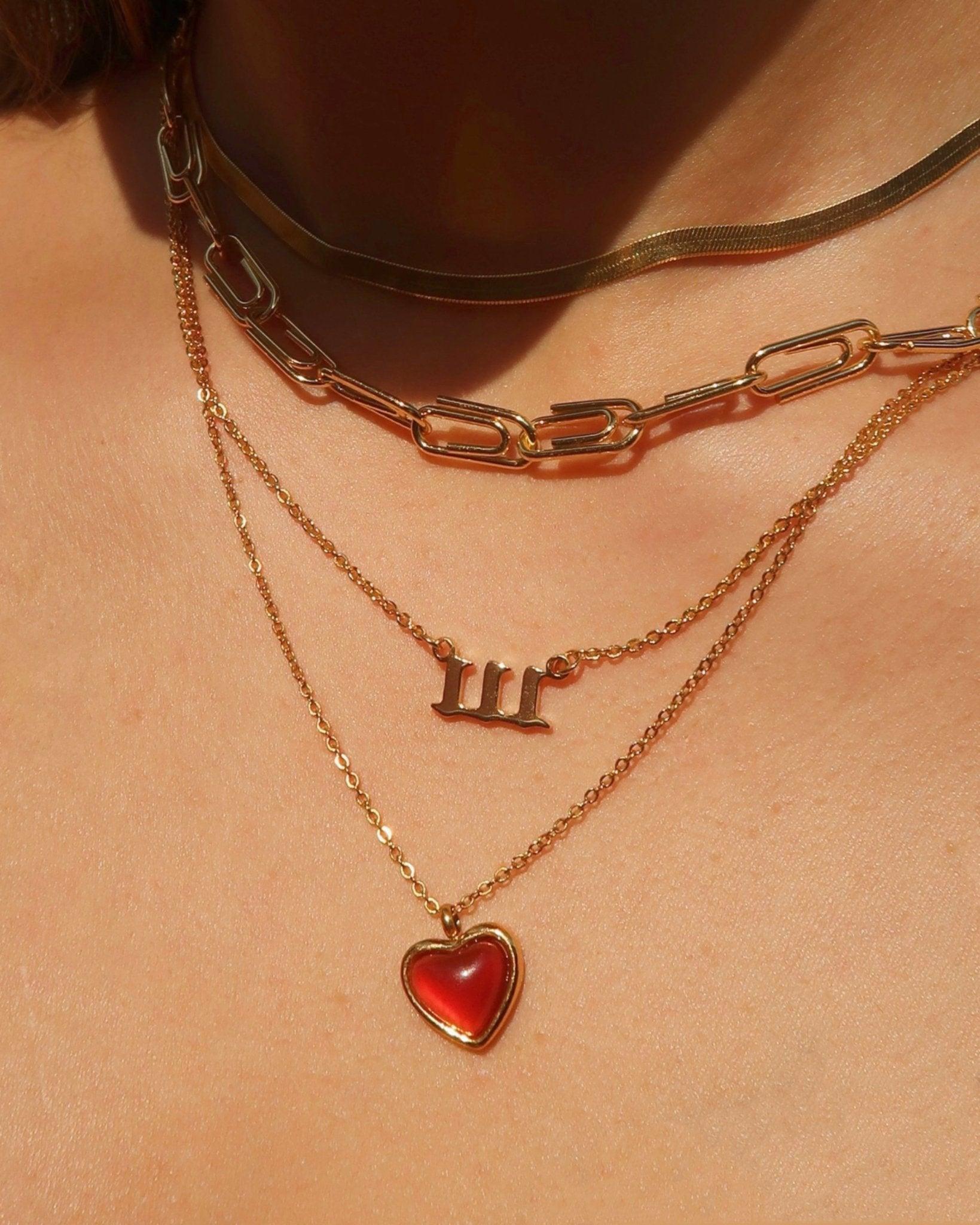 Collar de corazón de piedra roja