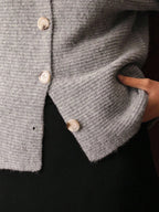 Cárdigan premium de cuello largo con botones – Edición gris de punto suave 