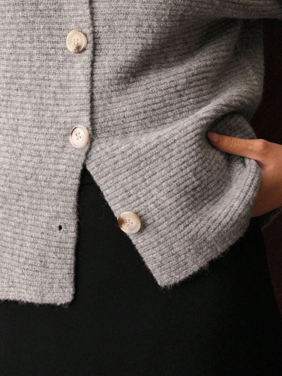 Cárdigan premium de cuello largo con botones – Edición gris de punto suave 