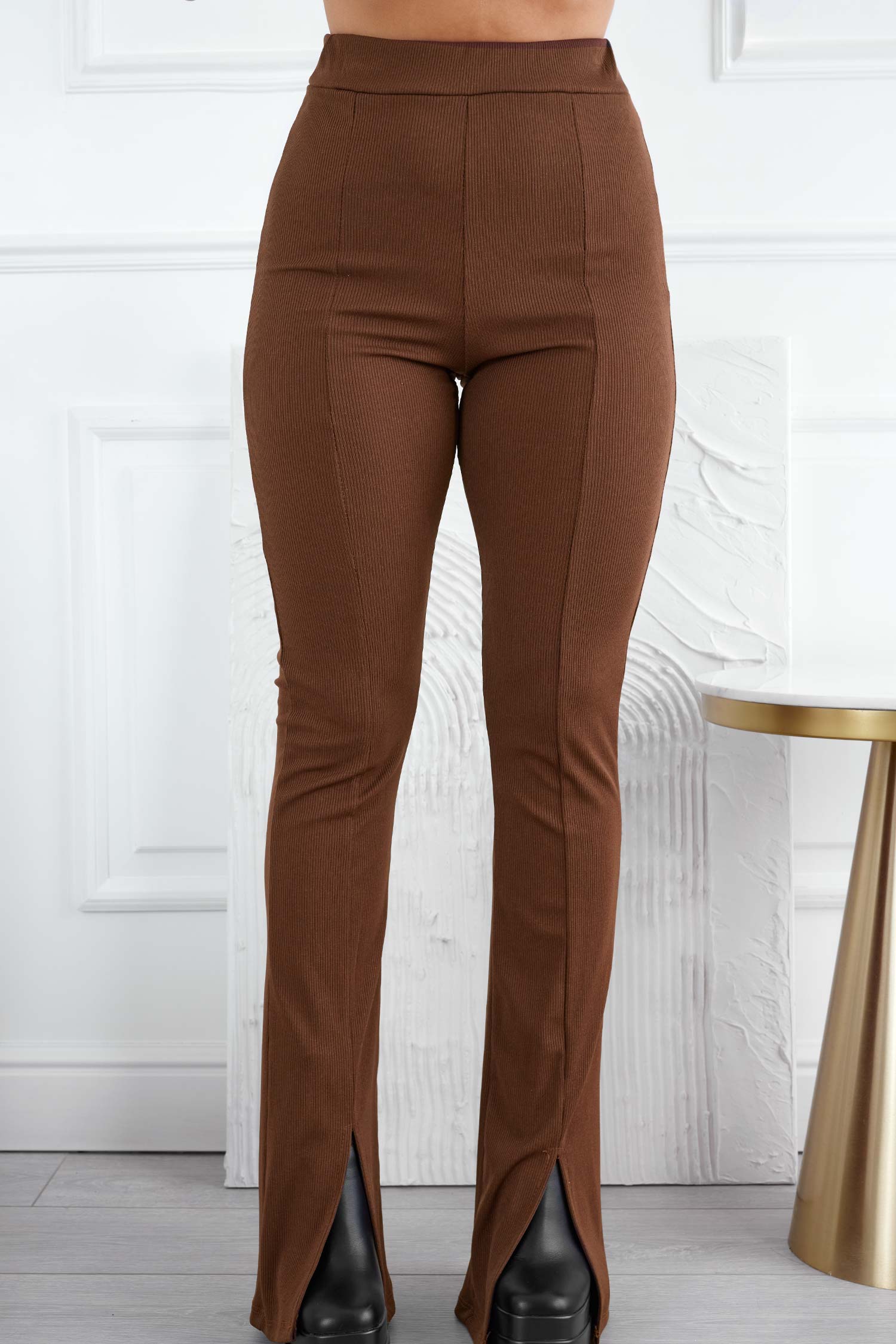 Pantalón marrón de canalé con abertura