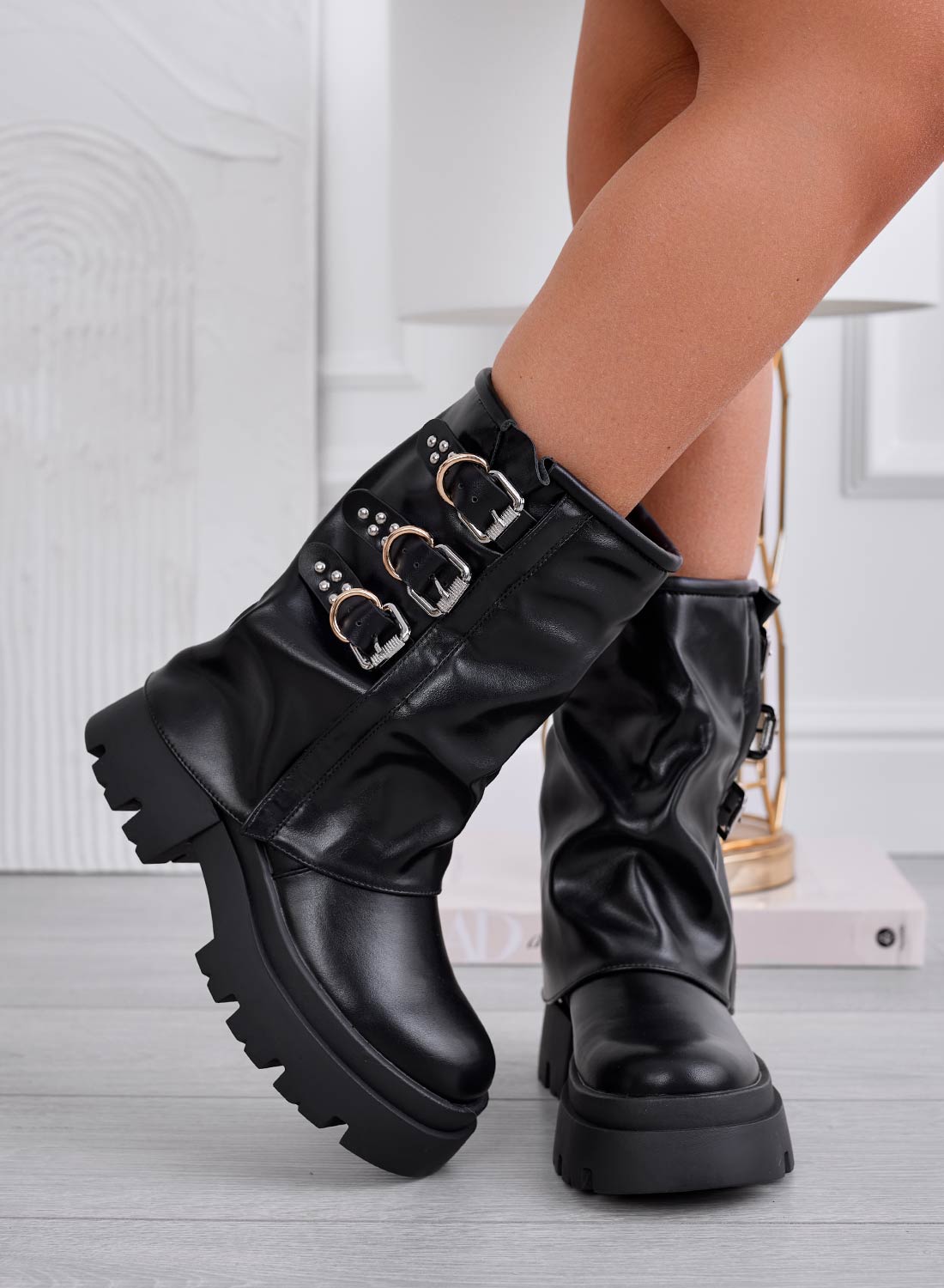 ASHLEY - Botines negros con puño doblado y hebillas 
