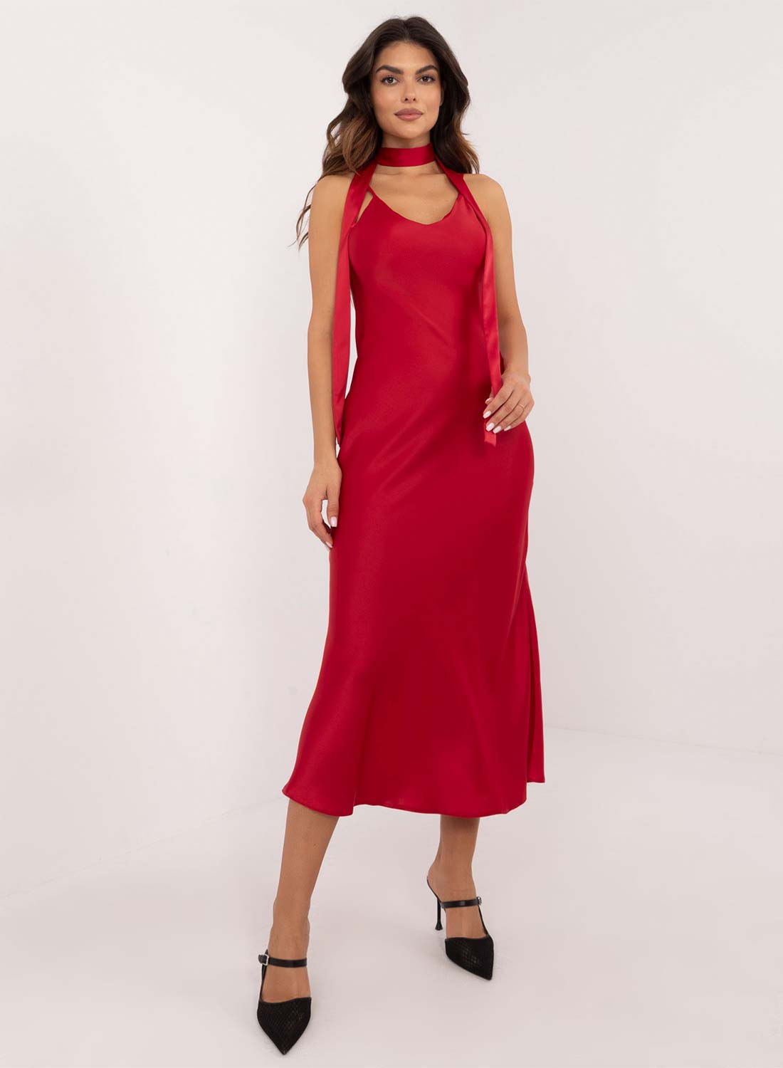 Vestido largo de satén rojo con abertura y cinturón.
