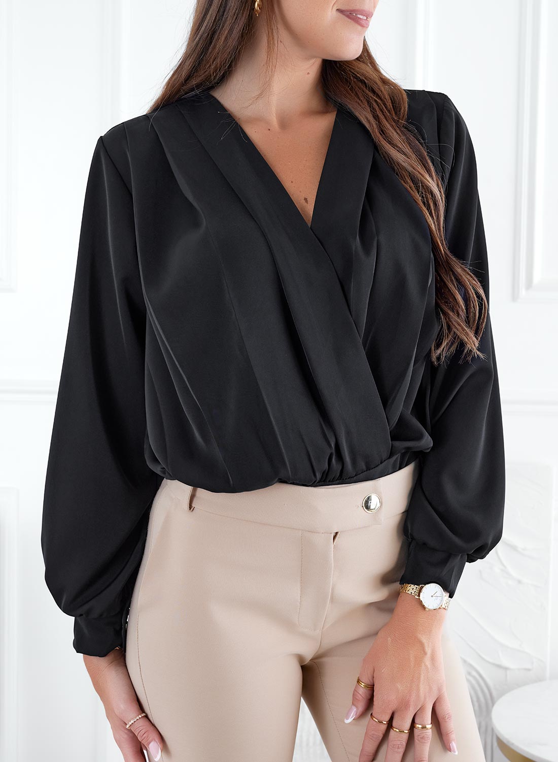 Camisa negra con cuello en V