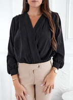 Camisa negra con cuello en V