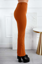 Pantalón acampanado color camel con abertura delantera