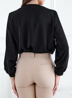 Camisa negra con cuello en V