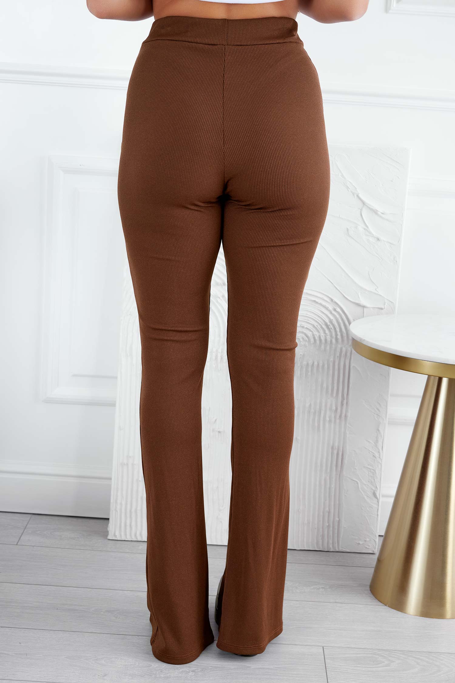 Pantalón marrón de canalé con abertura