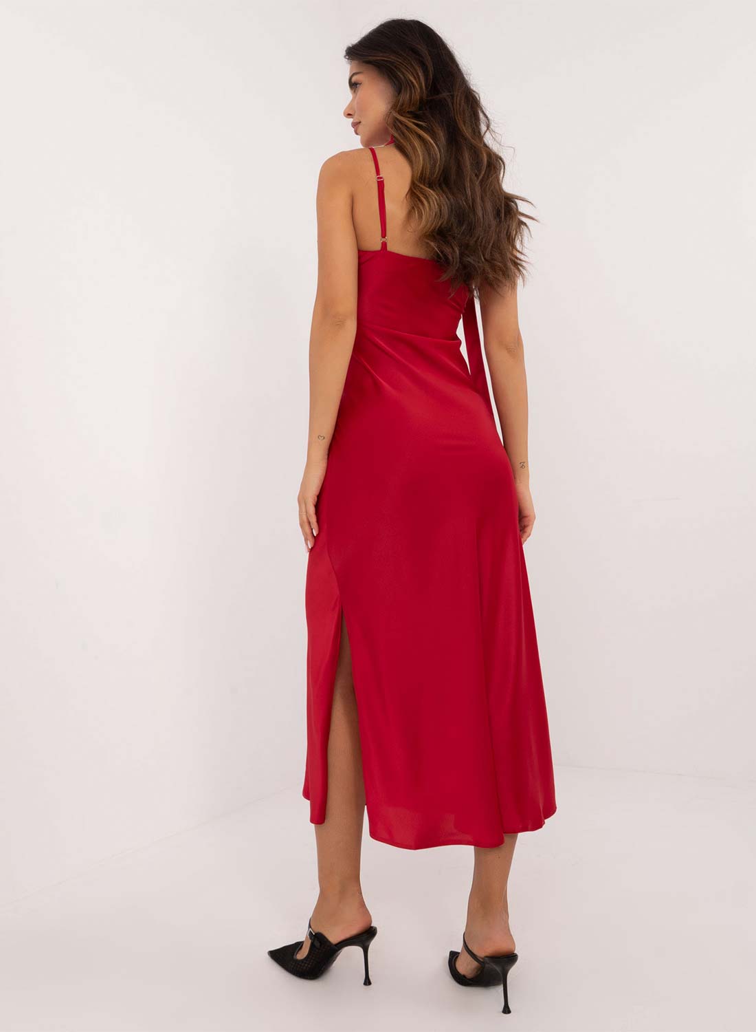 Vestido largo de satén rojo con abertura y cinturón.