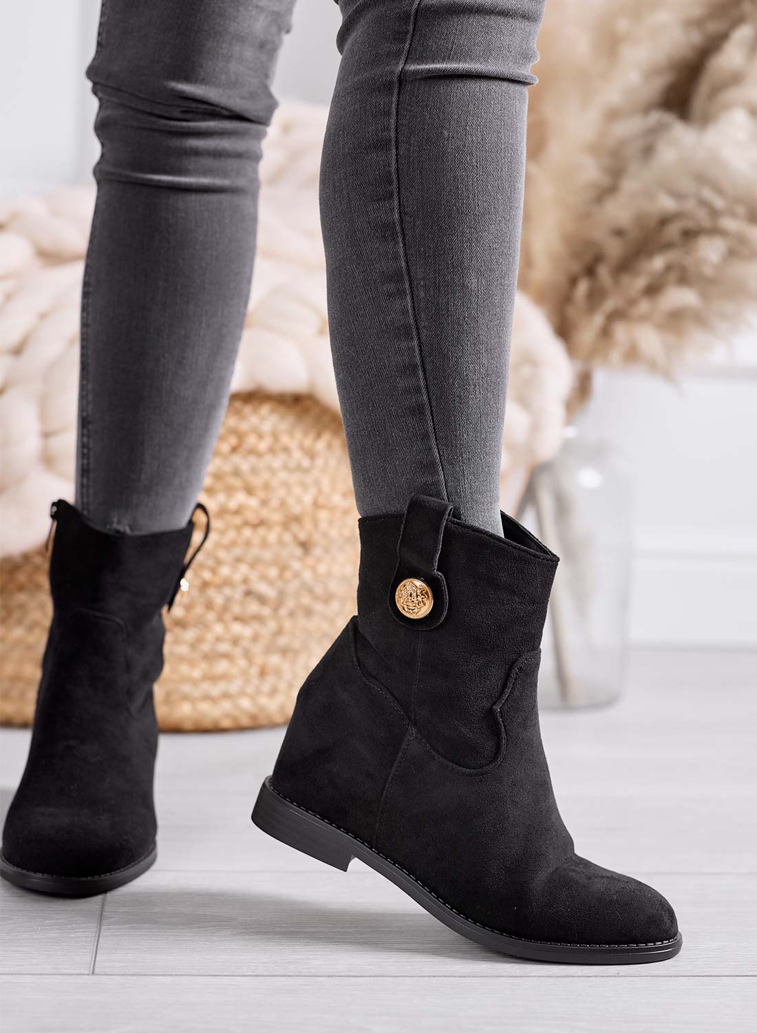 ALEXIS - Botines negros para mujer con cuña interior y botón dorado 