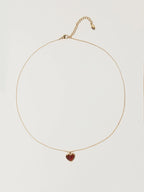 Collar de corazón de piedra roja