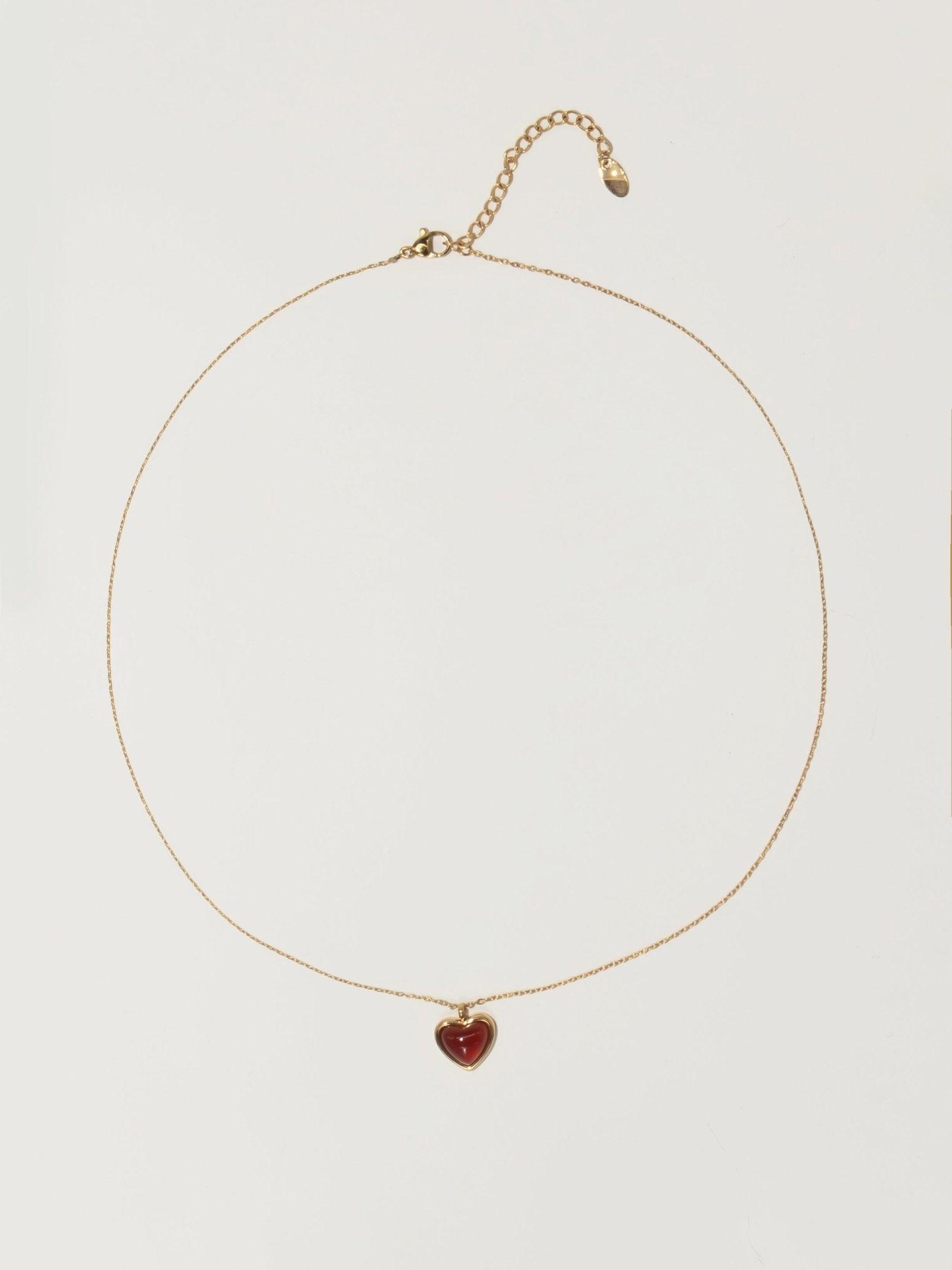 Collar de corazón de piedra roja