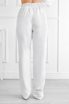 Pantalón blanco con resorte y cordón en la cintura.
