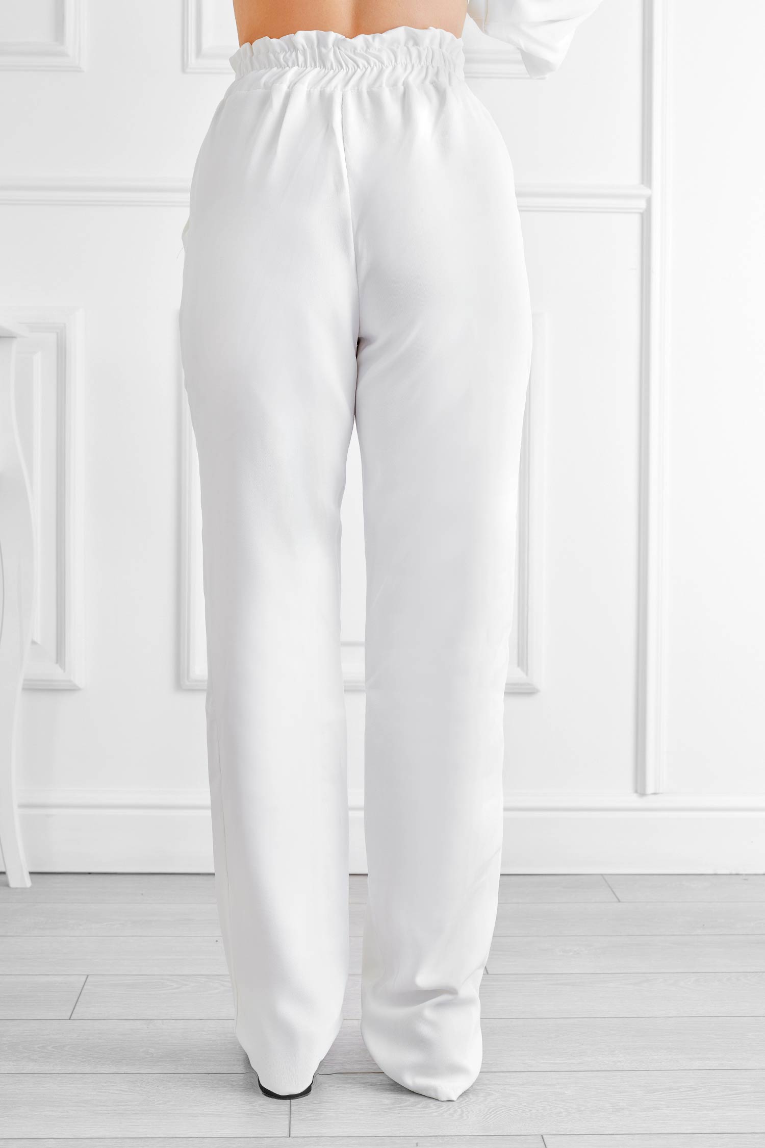Pantalón blanco con resorte y cordón en la cintura.