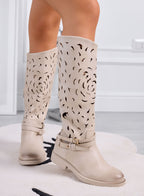 DIANA - Botas perforadas con correa para mujer en color beige 