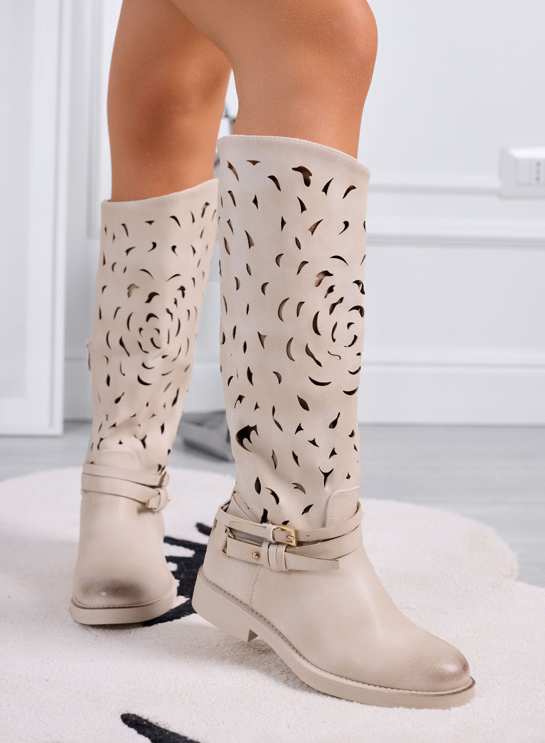 DIANA - Botas perforadas con correa para mujer en color beige 
