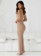 Vestido largo beige adornado con pedrería