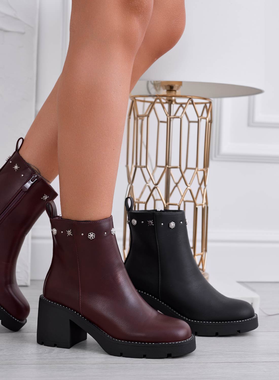 ALBERTA - Botines burdeos con tacón cómodo y tachuelas 