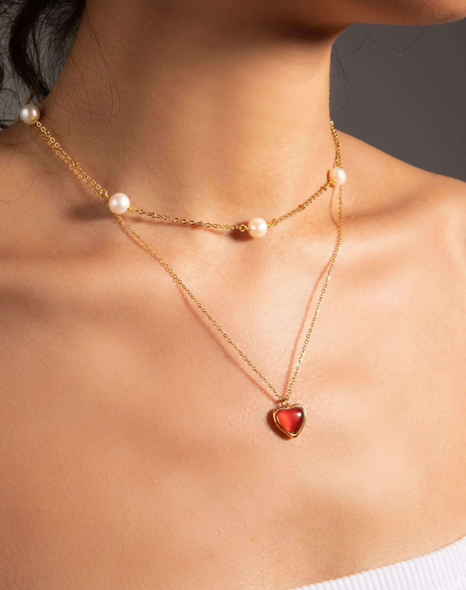 Collar de corazón de piedra roja