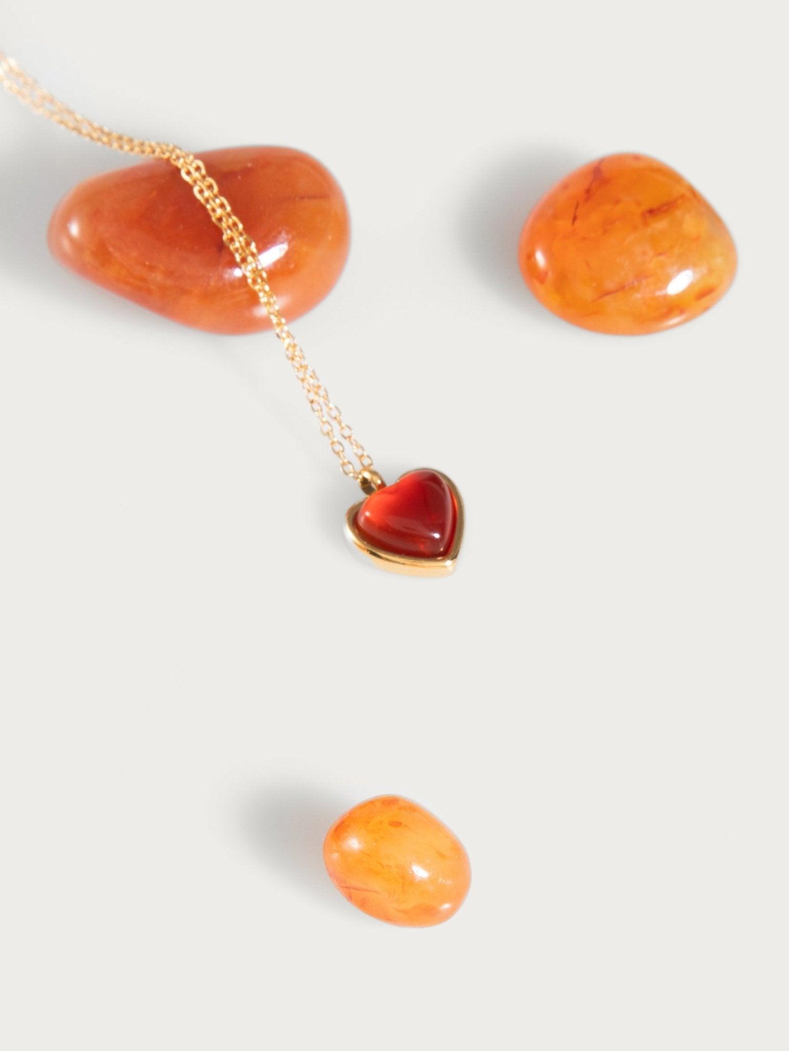 Collar de corazón de piedra roja