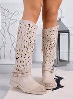 DIANA - Botas perforadas con correa para mujer en color beige 