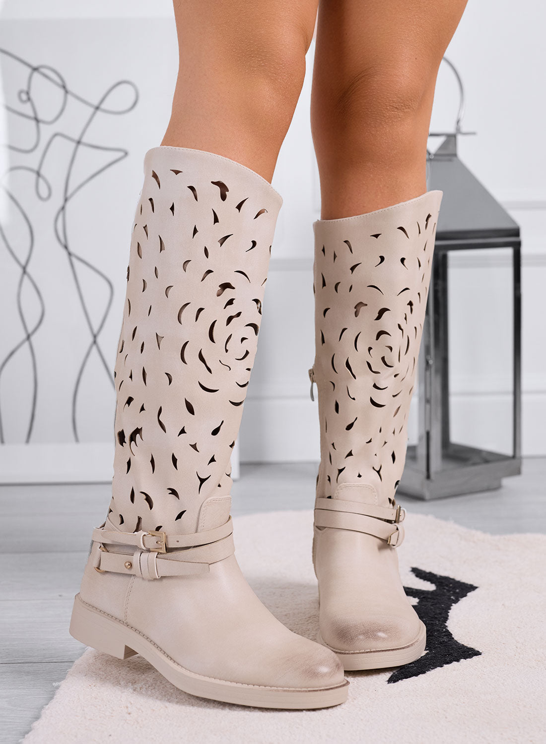DIANA - Botas perforadas con correa para mujer en color beige 