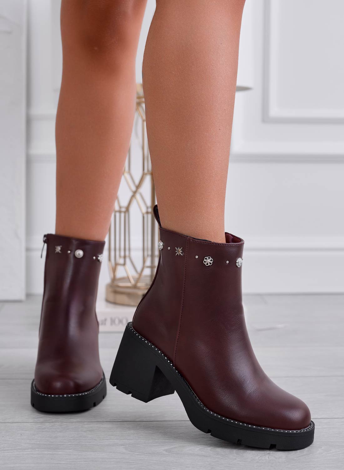 ALBERTA - Botines burdeos con tacón cómodo y tachuelas 
