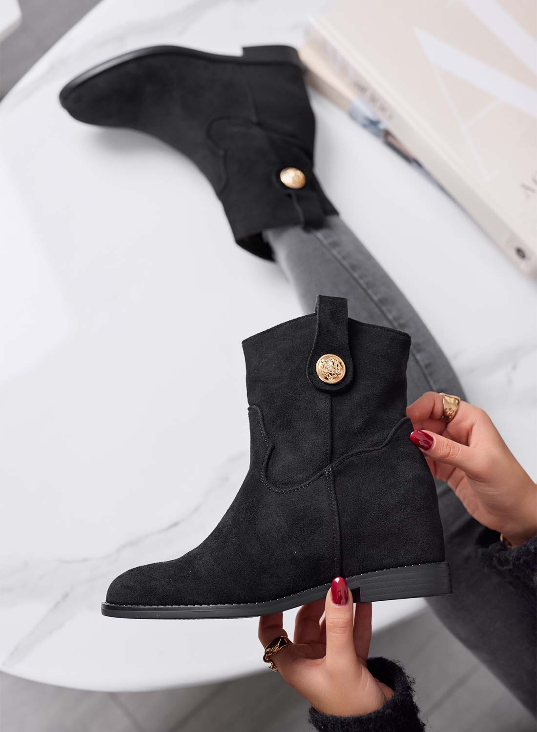 ALEXIS - Botines negros para mujer con cuña interior y botón dorado 
