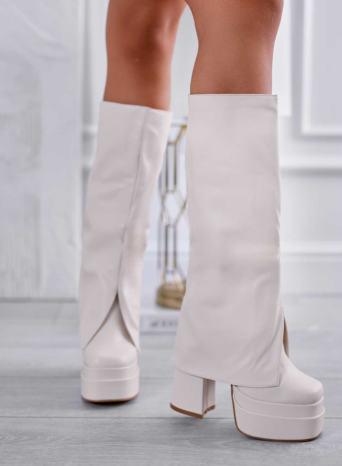 ABRIL - Botas beige con tacón alto y puño plegado 