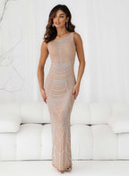 Vestido largo beige adornado con pedrería