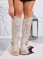 DIANA - Botas perforadas con correa para mujer en color beige 