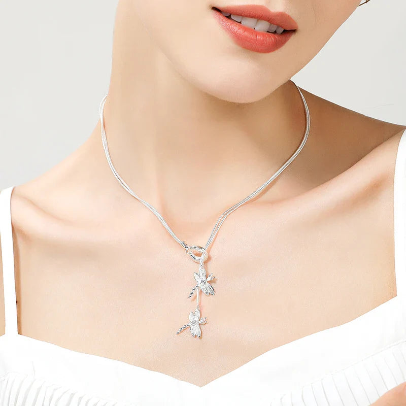 Collar con colgante de libélula en plata de ley 925