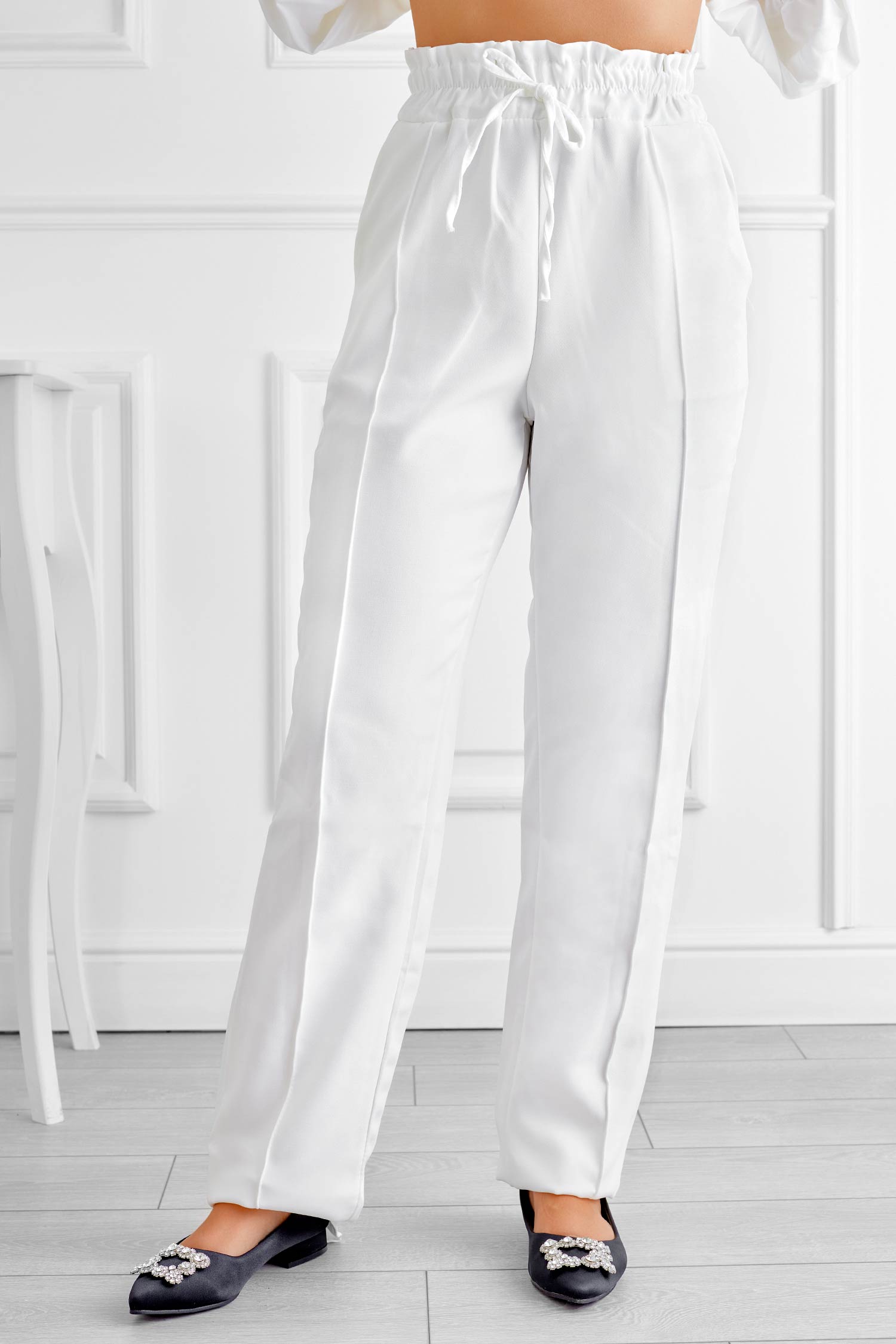 Pantalón blanco con resorte y cordón en la cintura.