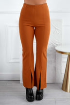 Pantalón acampanado color camel con abertura delantera