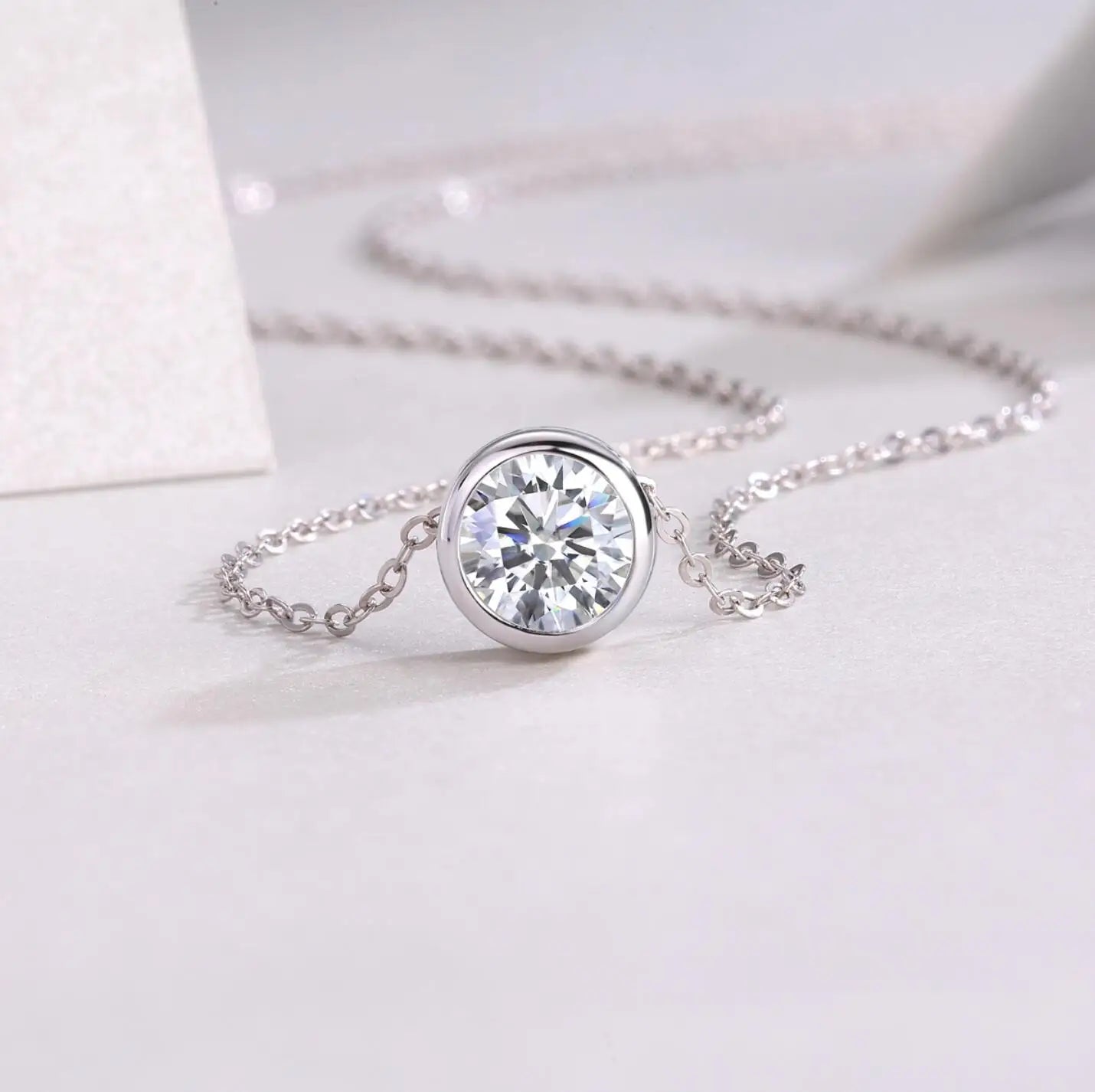 Collar de lujo de moissanita radiante - Elegancia bañada en oro de 18 k