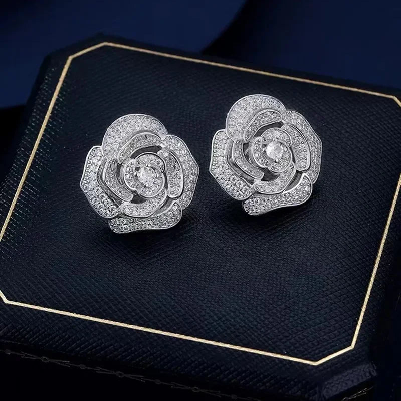 Exquisitos pendientes de flor de moissanita en plata de ley 925