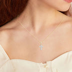 Lujoso collar de cruz de moissanita: brillo asequible