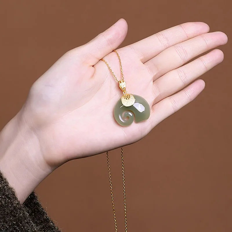 Elegante collar con colgante de elefante de jade hetiano para mujer