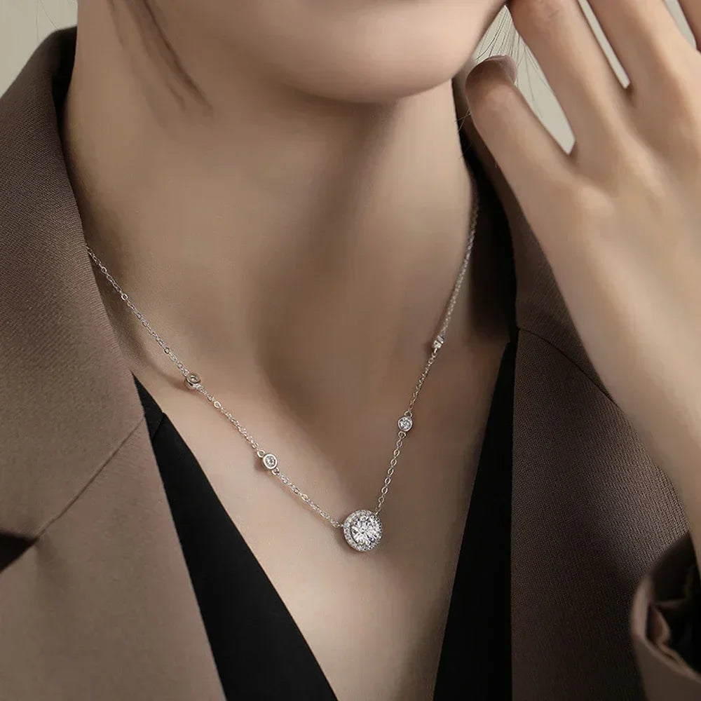 Collar de moissanita Ivictress: Elegancia radiante en plata de ley