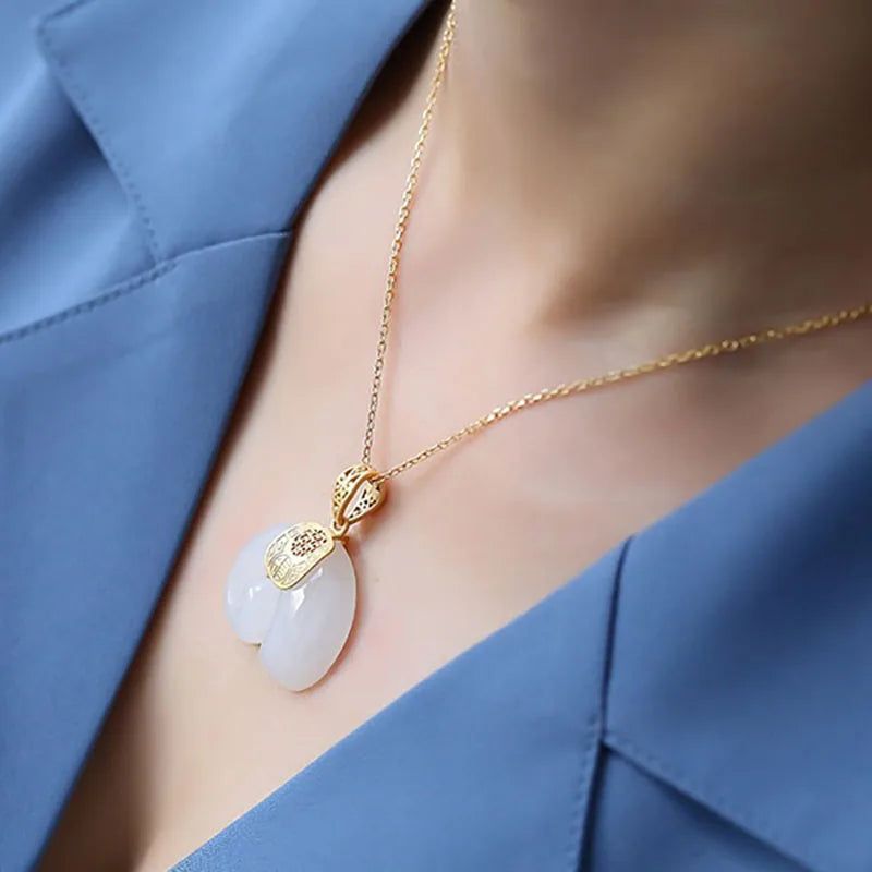 Elegante collar con colgante de elefante de jade hetiano para mujer