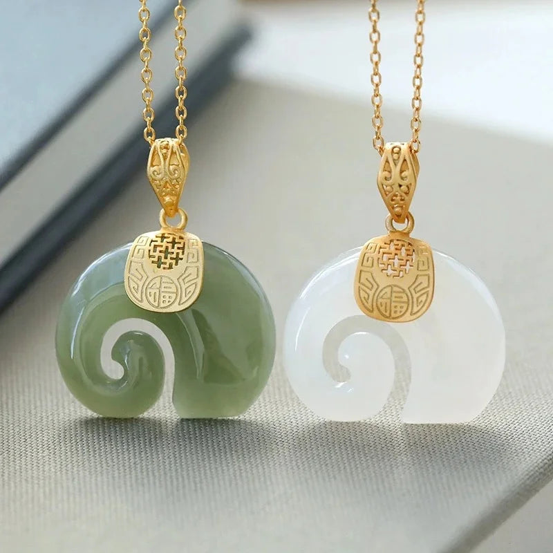 Elegante collar con colgante de elefante de jade hetiano para mujer