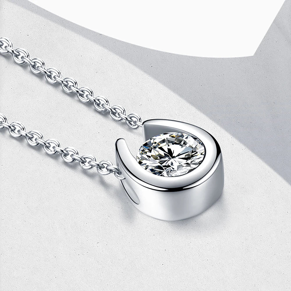 Collar de lujo con colgante de herradura de moissanita