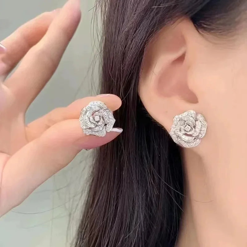Exquisitos pendientes de flor de moissanita en plata de ley 925