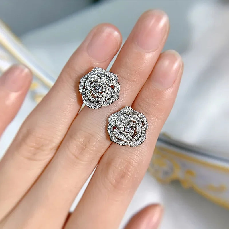 Exquisitos pendientes de flor de moissanita en plata de ley 925