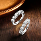 Deslumbrantes pendientes de moissanita en forma de aro en oro blanco de 18 k