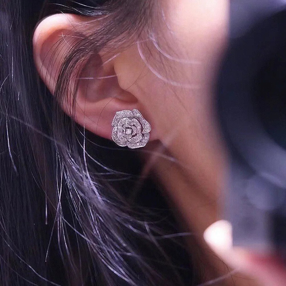 Exquisitos pendientes de flor de moissanita en plata de ley 925