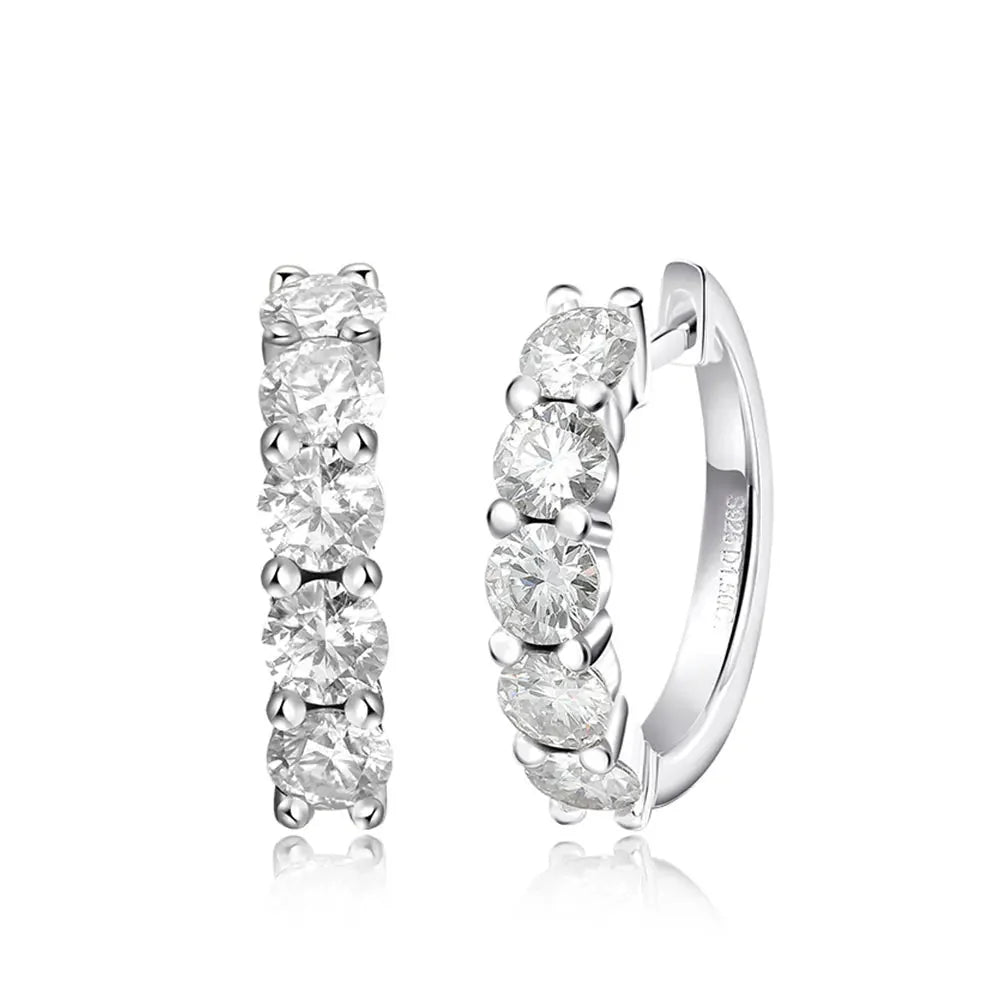 Deslumbrantes pendientes de moissanita en forma de aro en oro blanco de 18 k