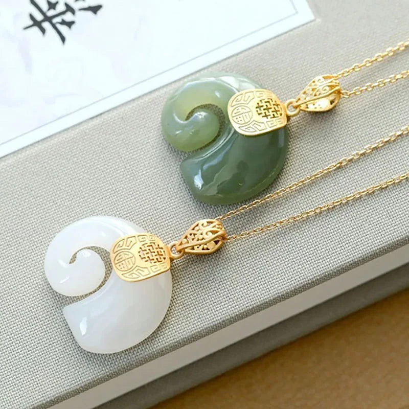Elegante collar con colgante de elefante de jade hetiano para mujer