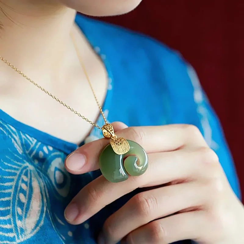 Elegante collar con colgante de elefante de jade hetiano para mujer