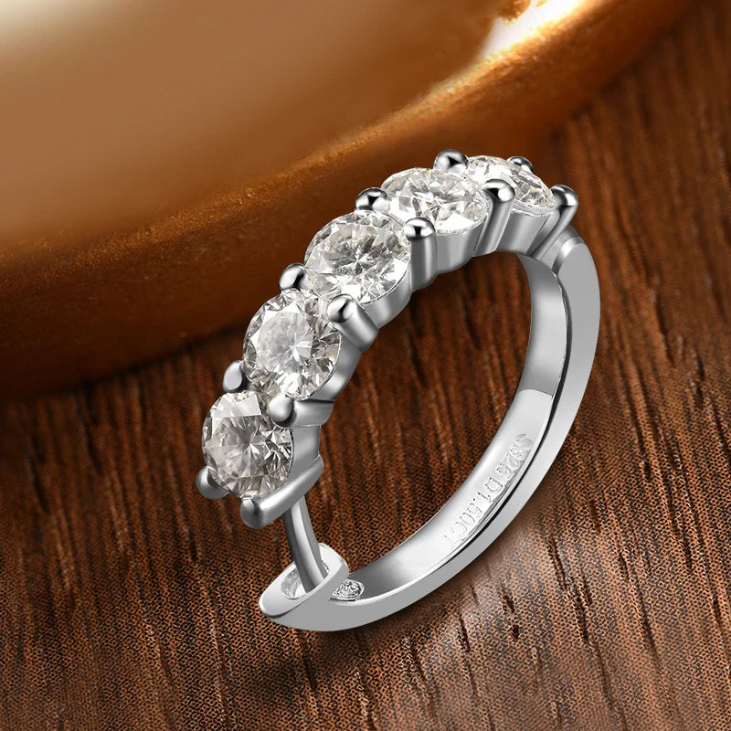 Deslumbrantes pendientes de moissanita en forma de aro en oro blanco de 18 k