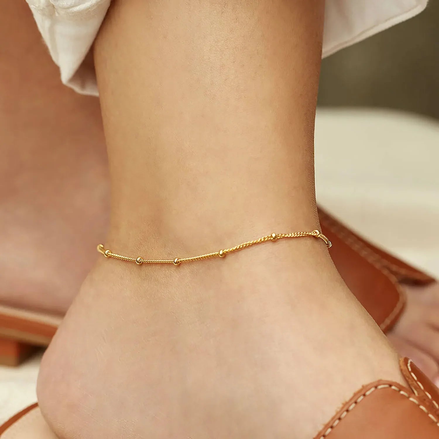 Tobillera con cuentas y cadena elegante